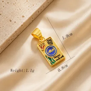 Détail pendentif émail plaqué or, petit charm rectangulaire exquis, gros plan accessoire bijoux