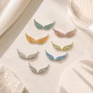 Gros plan sur des connecteurs de bijoux d'ailes d'ange en cristal scintillant pour bracelets.