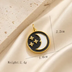 Pendentif lune et étoile en émail plaqué or avec détails en zircone pour bijoux élégants.