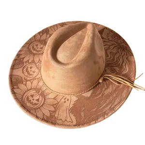 Detailansicht des braunen Wildleder Cowboyhuts mit laser-gravierten Halloween Mustern.
