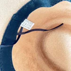 Weitkrempiger Wildleder-Fedora-Cowboyhut Innendetail mit Etikett und verstellbarem Gurt.