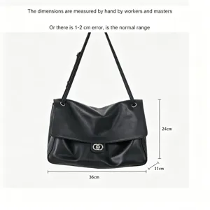 Sac à bandoulière en cuir noir avec rabat élégant et fermoir tournant pour le travail.