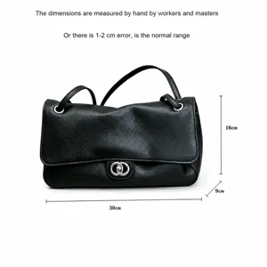 Sac à main en cuir noir avec poignée et fermoir tournant, vue détaillée de la taille 30cm.