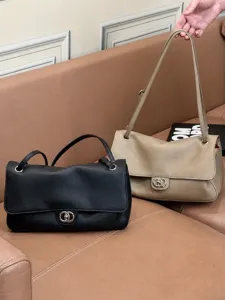 Petit sac a main en cuir pour femme, sac d'epaule elegante avec serrure metallique.