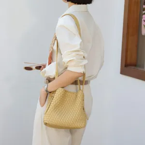 Sac seau en cuir tressé pour femmes, sac bandoulière élégant au design chic et moderne.