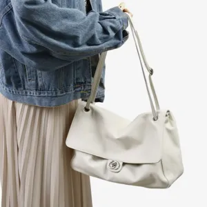 Sac a main souple en cuir blanc pour femme, grand cabas de travail avec fermeture metallique.