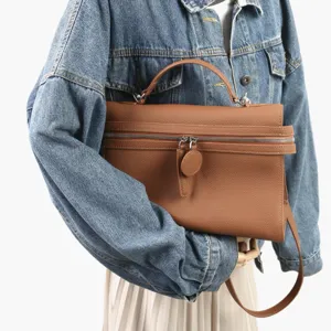 Sac à main marron en cuir, vue détaillée du sac cabas texturé avec fermeture éclair.