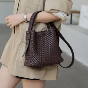 Sac seau tressé marron chic pour femme, sac à main bandoulière en cuir élégant avec poignée.