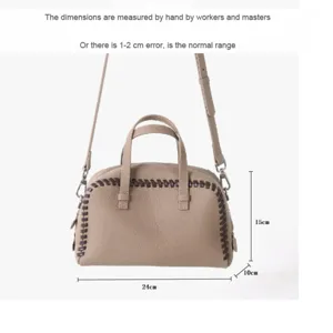 Sac à main Boston élégant en cuir véritable avec détails tissés contrastés.