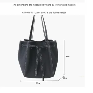 Sac seau cabas en cuir noir avec nœud coulissant, dimensions 27x16x30 cm vue détaillée