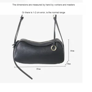 Sac Boston noir en cuir véritable en détail, sac bandoulière souple avec dimensions.