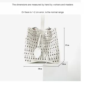 Détail de sac seau en cuir blanc perforé montrant les dimensions, cabas élégant ajouré.
