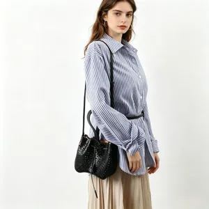 Petit sac seau en cuir veritable noir decoupe au laser, poignee et bandouliere.