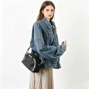 Sac à main Boston en cuir noir avec détail tressé blanc, style bandoulière polyvalent.