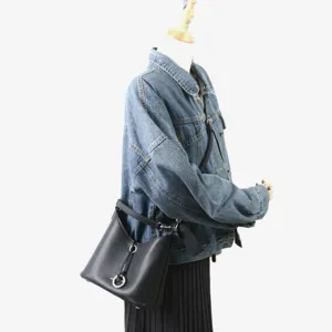 Sac seau en cuir noir avec detail anneau metal sac bandouliere elegante pour femme quotidien