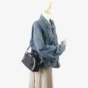 Sac a main Boston en cuir veritable noir avec details de surpiqeurs blanches pour femmes.