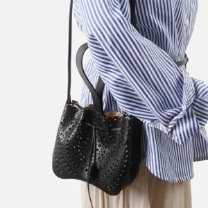 Sac seau noir en cuir ajouré avec poignée et bandoulière élégant pour femmes.