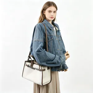 Vue détaillée du sac cabas femme en toile et cuir, élégant sac à main de travail chic.