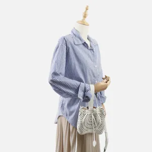 Vue détaillée du sac seau élégant en cuir blanc ajouré présenté sur un mannequin.