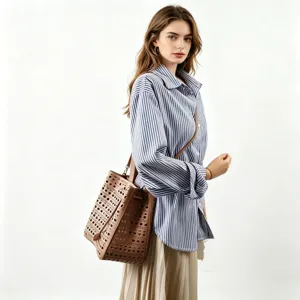 Grand sac seau en cuir avec motif ajouré élégant, cabas polyvalent et bandoulière.