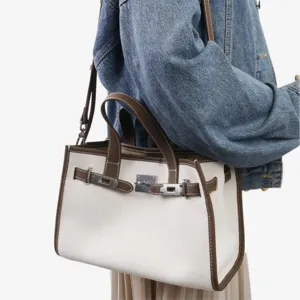 Vue détaillée du sac cabas en toile et cuir véritable avec finitions de quincaillerie.