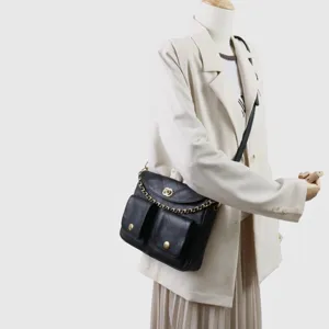 Sac à bandoulière en cuir matelassé classique avec chaîne et poches avant pour usage quotidien.
