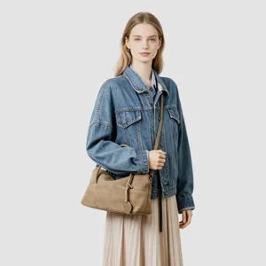 Vue detaillee du sac cabas en suede, sac a main retro de commuteuse porte par modele, chic.