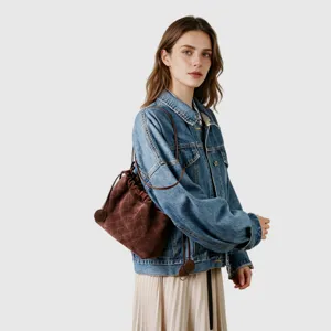 Sac seau matelassé en suédine marron pour femme, élégant sac à bandoulière avec design chic.