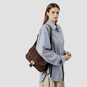 Sac à bandoulière en cuir suédé marron pour femmes, sac élégant avec serrure en métal pour travail.