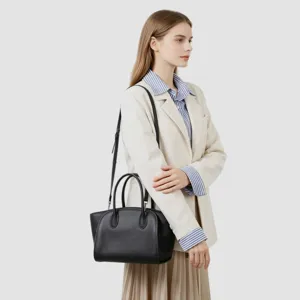 Sac cabas noir minimaliste en cuir, design élégant avec poignées pour un look chic et quotidien.