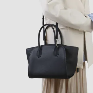 Sac cabas minimaliste en cuir veritable avec double poignee et bandouliere elegant.