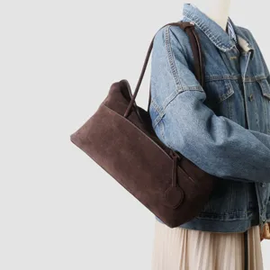 Sac à épaule en suède marron pour femme, sac cabas rétro fourre-tout au style chic.