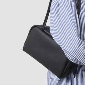 Sac porté épaule bowling en cuir noir détail, sac à main de style minimaliste pour femme au quotidien.