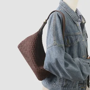 Sac hobo élégant en cuir tressé pour femme, sac à bandoulière tendance au design raffiné.