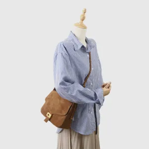 Sac bandoulière femme en cuir suédé marron, sacoche élégante avec fermoir métallique.