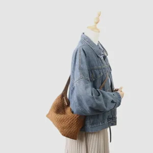 Sac à bandoulière hobo en cuir tissé fait main sac crossbody décontracté et souple pour femmes