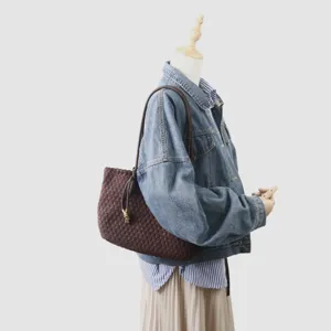 Sac à bandoulière en cuir tissé fait main pour femme, cabas marron élégant et sac sous les aisselles.
