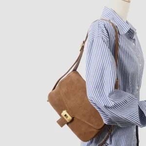 Sac à bandoulière en daim marron avec boucle en métal, sac de selle élégant pour le travail.