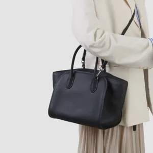 Sac cabas noir minimaliste en cuir véritable, élégant sac à main porté épaule quotidien.