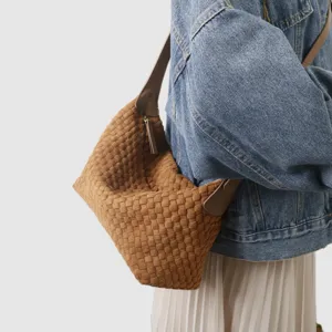 Vue rapprochée du sac porté épaule marron en cuir tissé avec un détail de texture intrecciato.