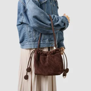 Sac bandoulière cordon en daim matelassé marron foncé, sac seau souple aux détails soignés.