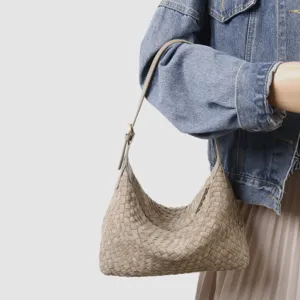Sac porté épaule hobo en cuir tressé pour femmes, sac underarm élégant au design décontracté.
