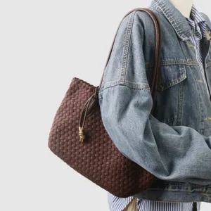 Vue détaillée d'un sac cabas marron en cuir tressé avec un superbe motif artisanal.