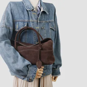 Sac cabas en daim marron pour femme, sac oreiller rétro avec doubles poignées et pendentif.