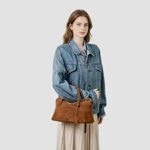Vue détaillée du sac cabas en daim marron avec double poignée et style vintage élégant.