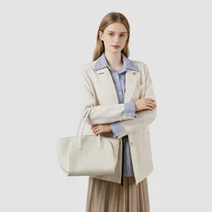 Sac cabas minimaliste en cuir véritable, vue détaillée pour un style chic et quotidien.