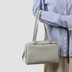 Vue détaillée du sac porté épaule en cuir gris clair, cuir de vachette premium pour le travail.