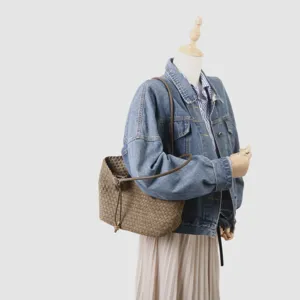Vue détaillée du sac bandoulière tressé en cuir, élégant cabas pour le travail quotidien.