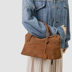 Sac cabas en suédine marron en détail, sac porté épaule rétro classique avec poignées et poche.