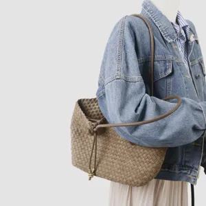Vue détaillée du sac porté épaule en cuir tressé mettant en valeur l'artisanat exquis.